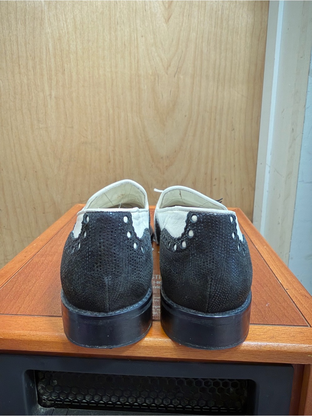 Stuart Weitzman Women’s Black & White Leather Tassel Loafers. Size: 9 - Picture 7 of 8